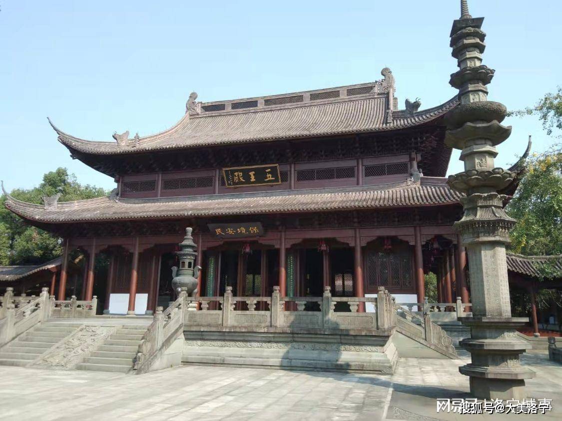 河南洛宁金玉国西湖岸边钱王祠