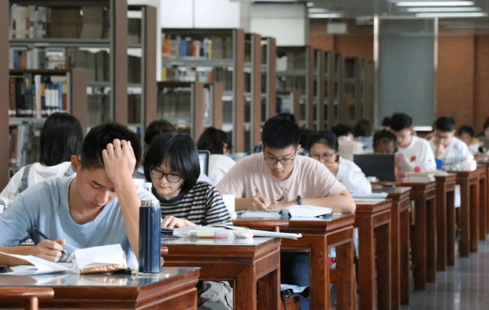 大学生图书馆里写论文,不料收到"字条提醒,理由叫人不解