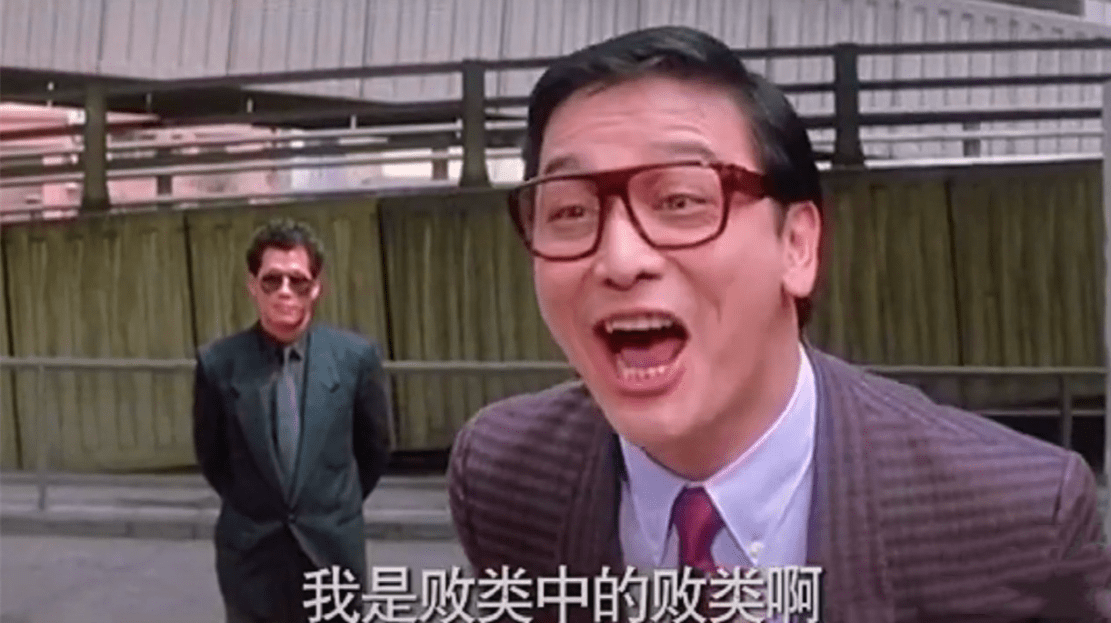 原创张智霖舅舅曹查理现身东莞头发稀少眼神犀利面对镜头略显羞涩
