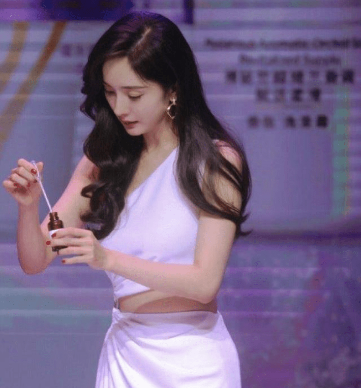 杨幂录制节目胆真肥穿拼接长裙还敢弯腰拿东西网友直言好担心
