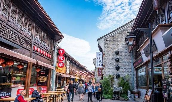 宁波最有水乡风情的老街,和鼓楼步行街齐名,本地人也