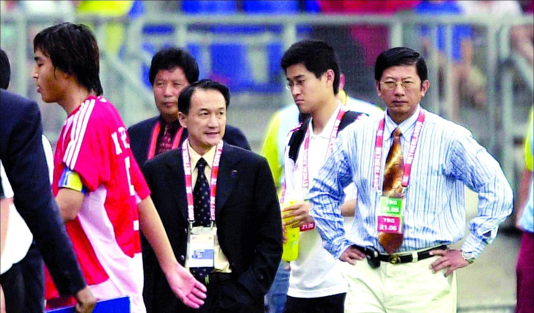 2004年,第一届中超只有12只球队参加,最后是由朱广沪带着李玮峰,李毅