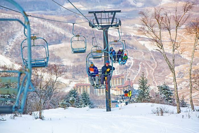 亚布力滑雪场可乘吊椅往山上的高级滑道挑战.
