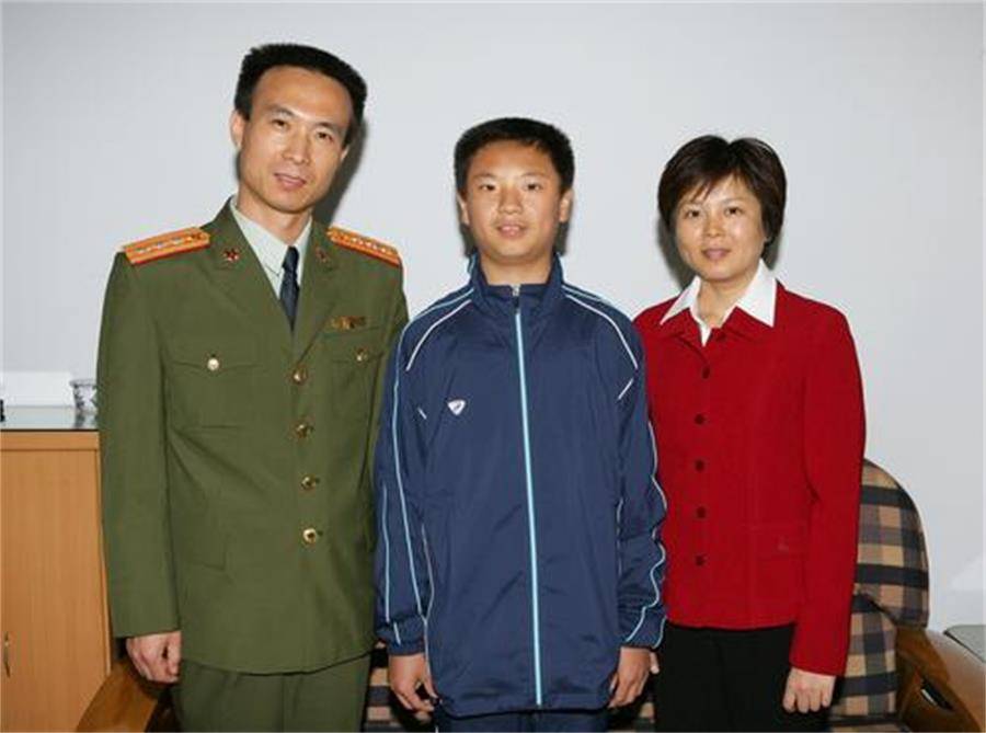 航天员的妻子,在丈夫成功后,享受特招优待,工作都是"金饭碗"!