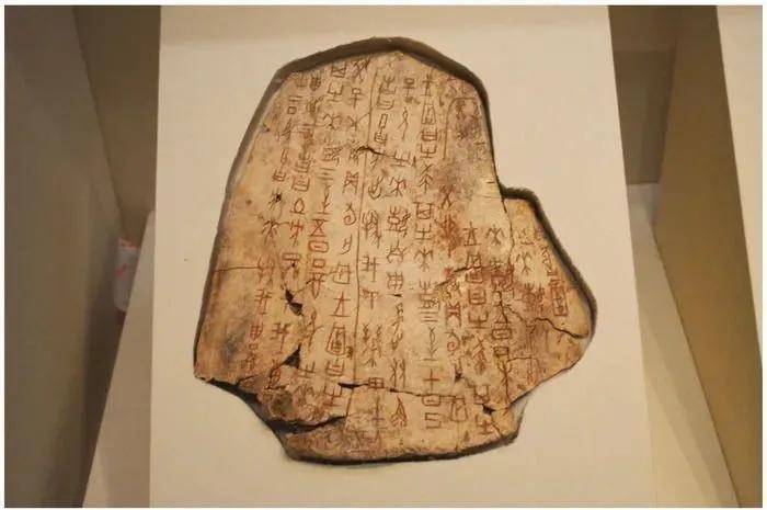 这些刻在龟甲与兽骨上的文字,正是巫觋占卜后留下的卜辞