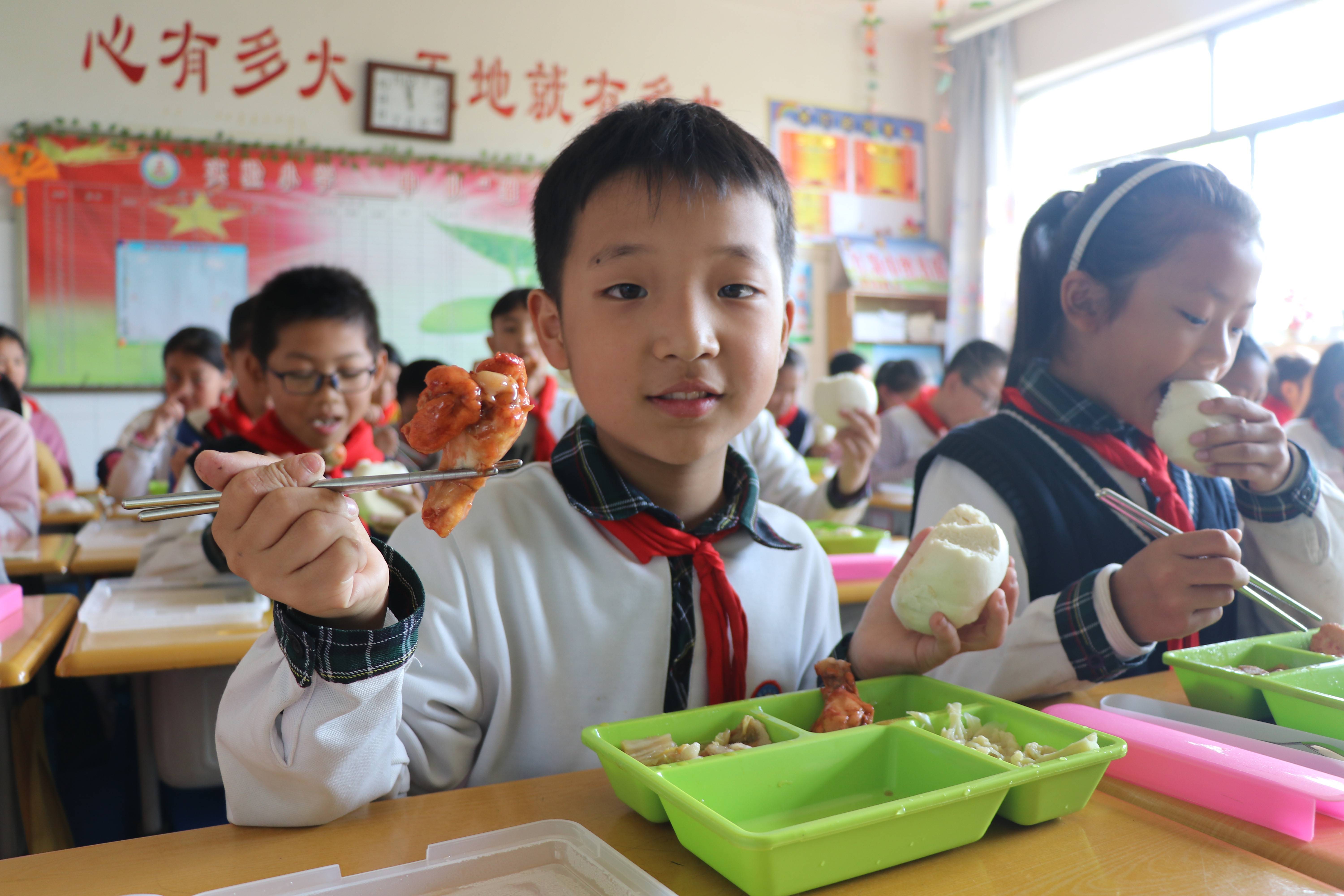 学生食用营养餐后集体呕吐校长痛哭背后或另有隐情