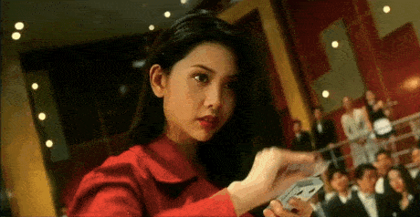 仅仅凭借表情的变化,邱淑贞就能从"纯"和"欲"之间切换自如.