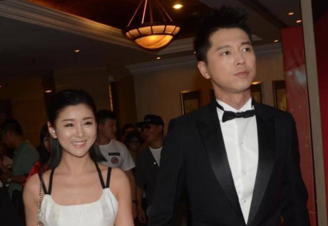 34岁李小萌近照,仍然保持"初恋脸",穿针织背心肉感