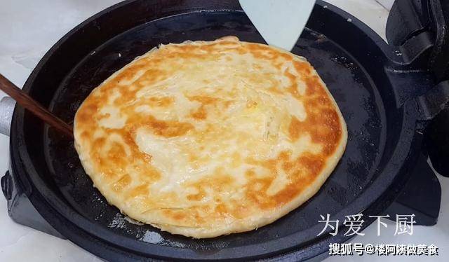 白色小麦面粉烙饼,同样方法,不太推荐,玉米面烙饼更好吃.