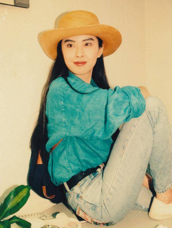 原创51岁王祖贤晒自拍照,20多岁的小年轻都羡慕她的发量
