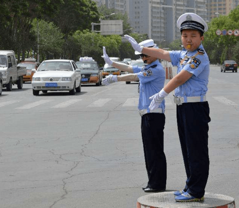 最后,交警叔叔指挥的违章不算违章,这个不难理解,天大地大,站在马路