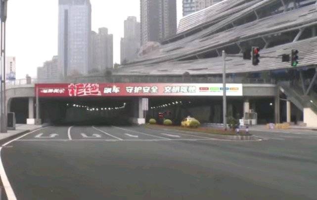 重庆一骑手隧道飙车撞上护栏当场死亡_摩托车_事故_因为