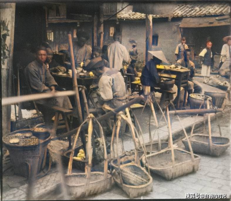 老照片1929年的云南街边的茶馆热闹非凡街上人来人往