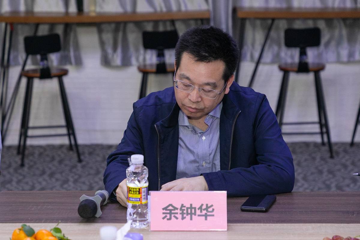 服务展示中心,各个业务区域实地参观考察,听取了邱海盛对集团组织架构