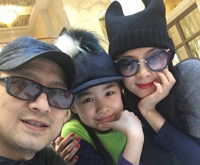 汪峰大女儿近照曝光,16岁小苹果化浓妆衣着性感,气质