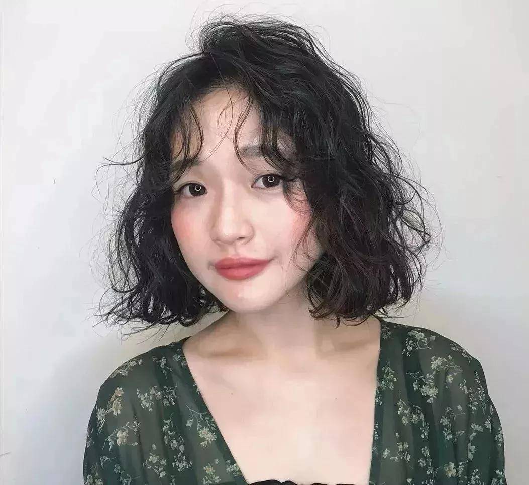 发型是首选哦,很多妹子觉得小卷看起来浓密难打理,但短发小卷烫发真的