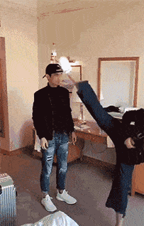搞笑gif趣图:媳妇做的饼,不知道怎么下口_堂嫂_侄子