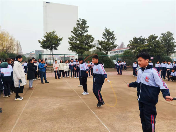 17日,在冬日暖阳照耀下,盱眙县官滩初级中学举行第三届冬季趣味运动会