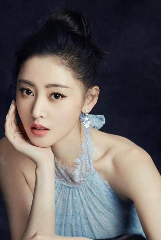 1992年出生于黑龙江省绥化市的张天爱,原名张娇,初识张天爱这位女艺人
