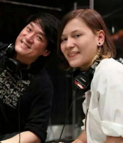 周华健好不容易回家一趟,两人计划着带着儿子和女儿去公园玩.