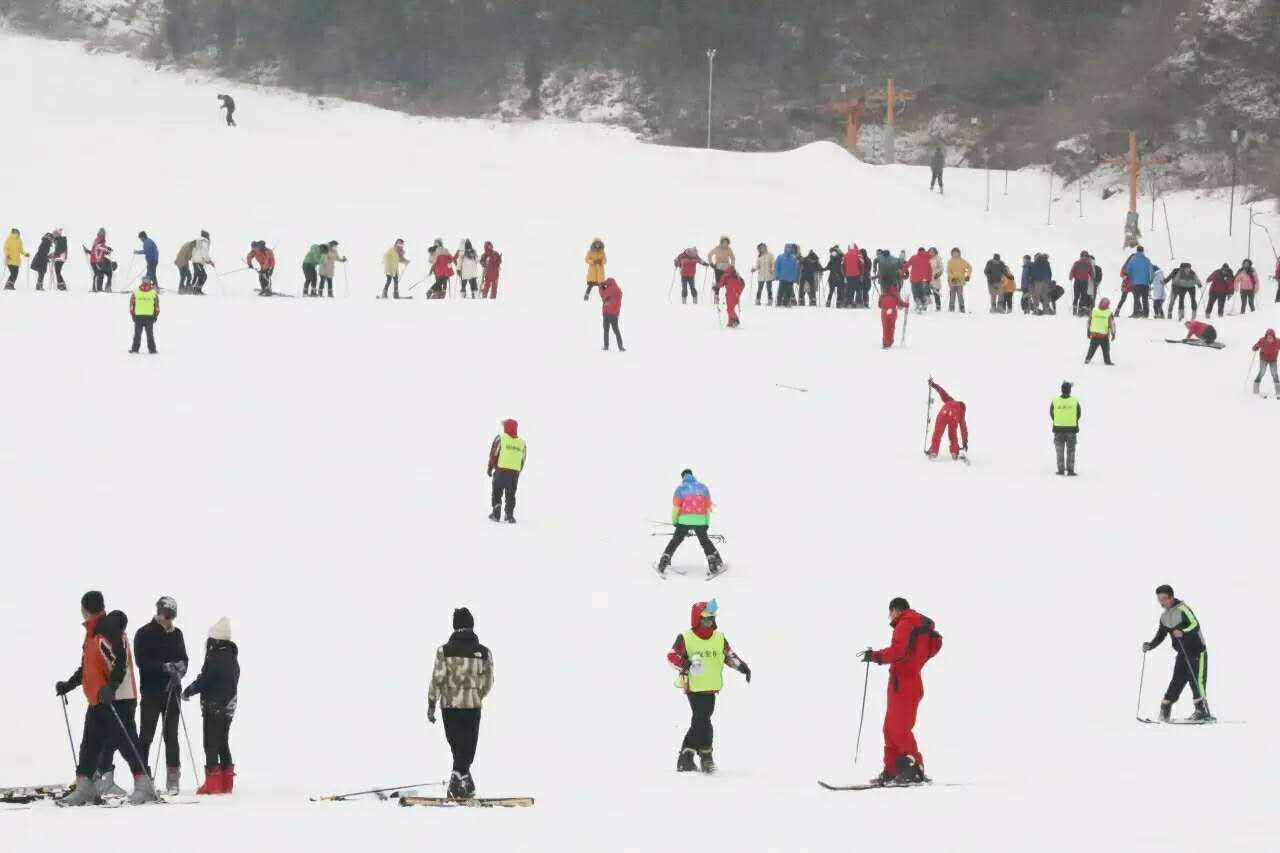 济南各大滑雪场已经陆续开业纳客,不妨来滑雪场开启一