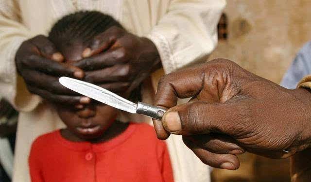 残忍野蛮的非洲割礼,伤害了1亿女性,在别的国家却受到