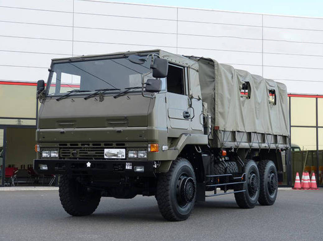 25,五十铃73式 运输军用卡车它是日本陆上自卫队大量采用的一种轻型4