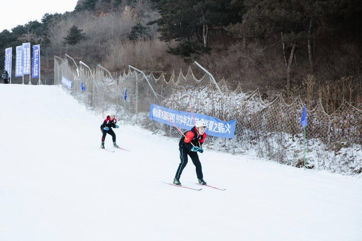 英才杯唐山市第三届冰雪运动会在遵化龙山滑雪场落下帷幕