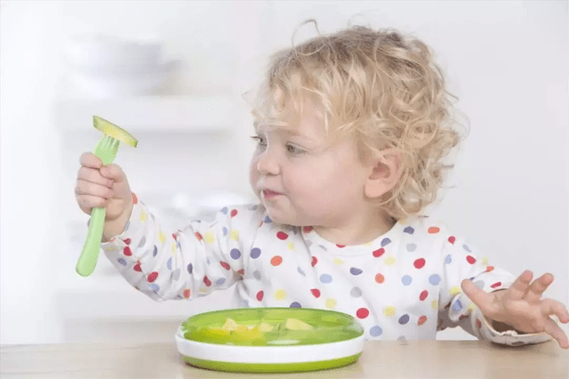 孩子到了这个月龄,家长就不要全程喂食,让宝宝自主进食好处多