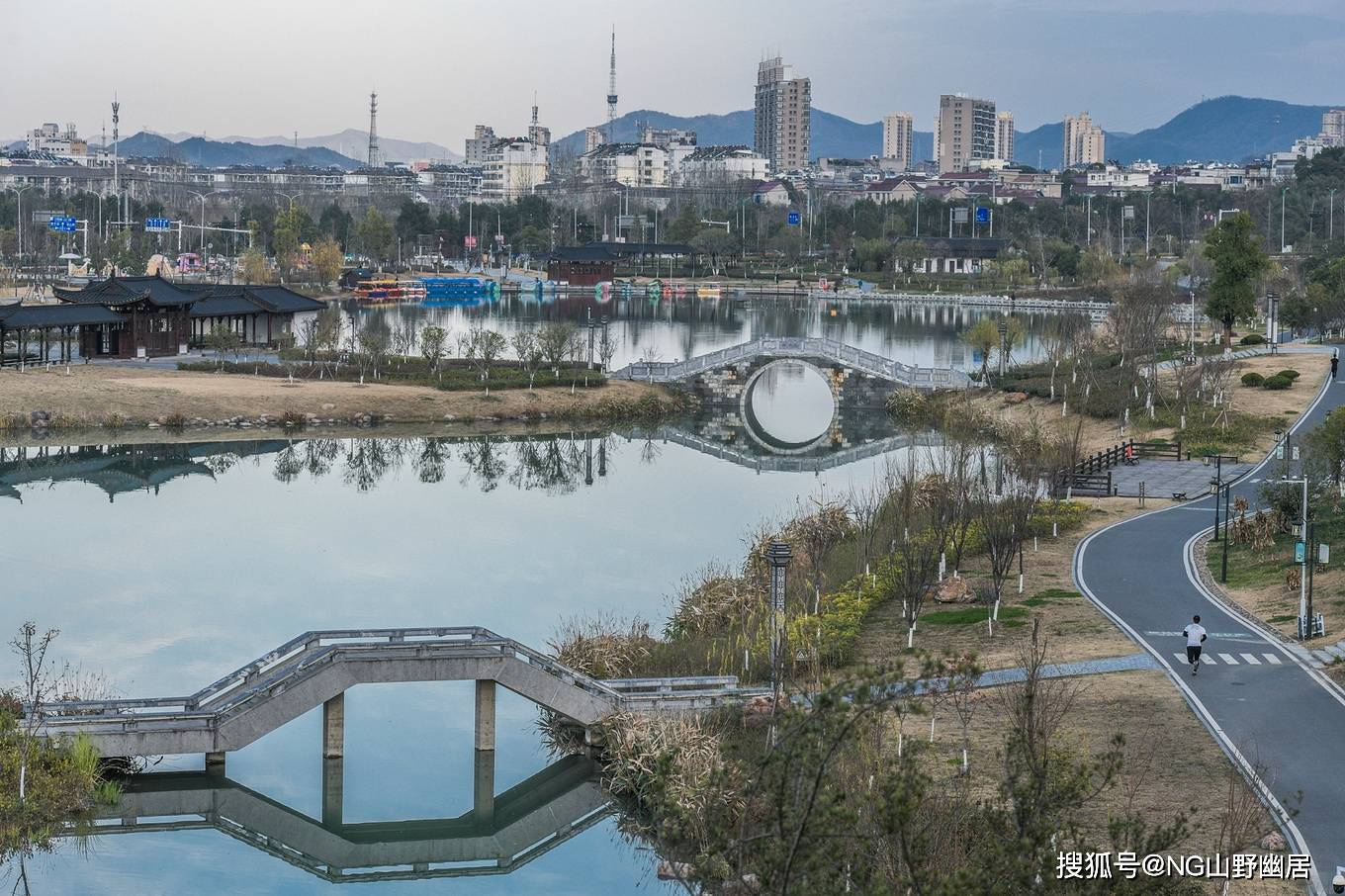 经济的发展促进了城市建设,城西湖就是宁国经济发展的副产品,它从某个