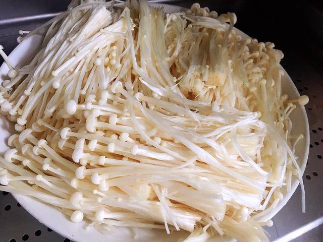 凉拌金针菇的简单做法吃起来美味可口开胃下饭