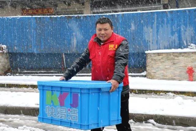 快易洁送餐员黄敬飞在2021南京家政服务周荣获南京市杰出家政人