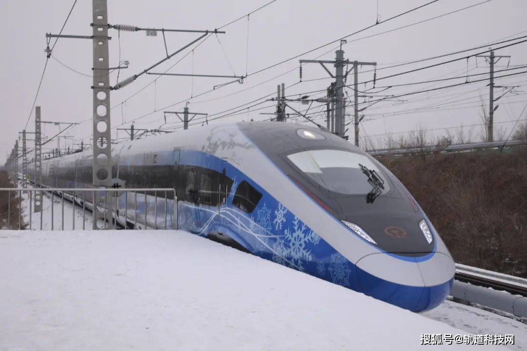 瑞雪迎春北京冬奥列车亮相京张高铁