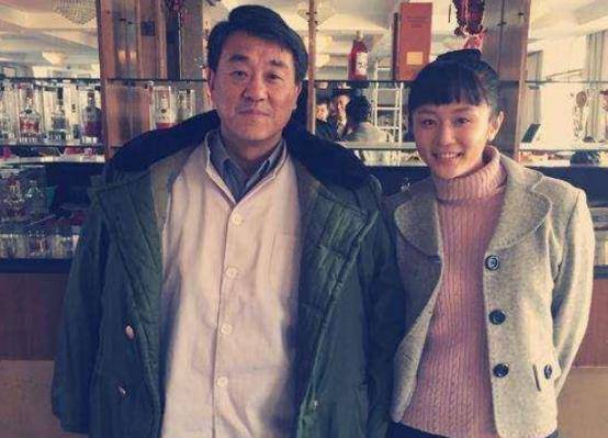 经常在拍戏时和年轻貌美的女演员接触,但何冰明白什么事情可以做,什么