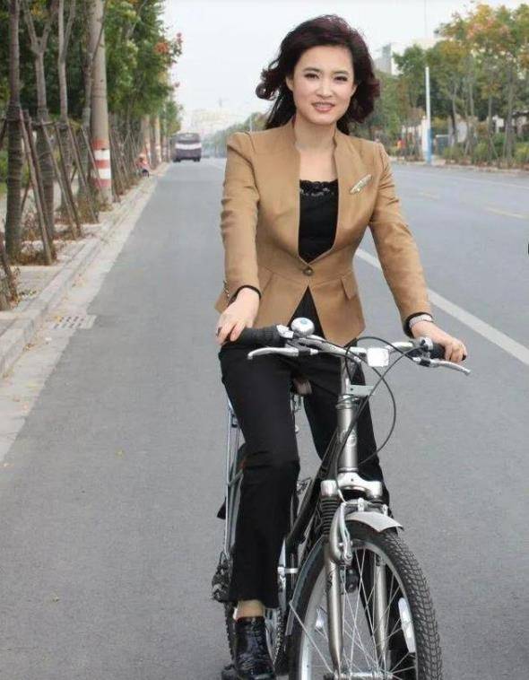 最美主持桑晨因身材高挑被迫放弃舞蹈梦阴差阳错成主播