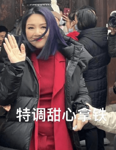 原创47岁杨千嬅现身四川春晚彩排身穿红色长裙脸圆一圈气色红润