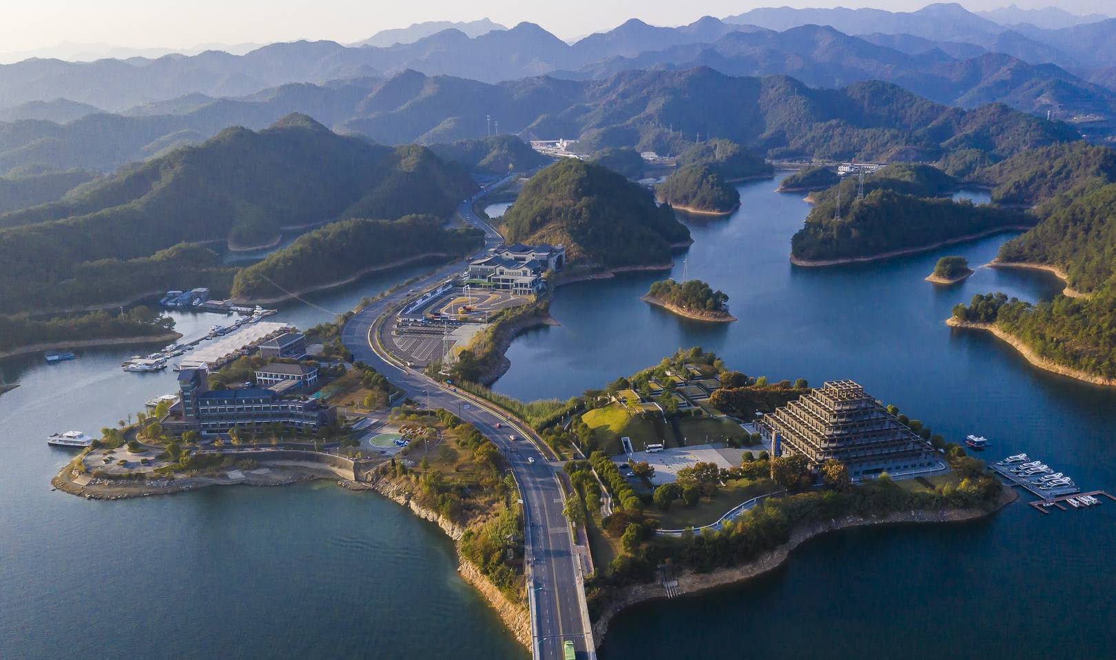 淳安千岛湖相当厉害,它是世界上岛屿最多的湖泊,这里的岛屿已经超过