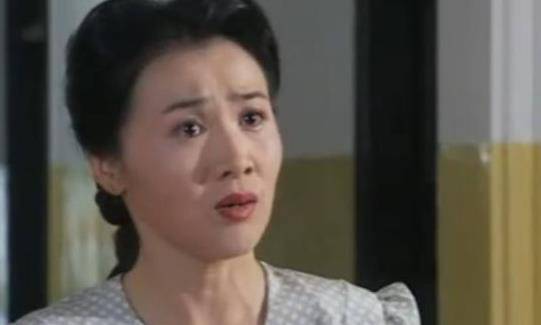 在《上海的早晨》中,她扮演资本家的第三姨太,在剧中风情万种,因此