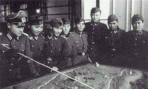 1935年法肯豪森来到了中国,很快就受到了蒋介石的信任,让他参与了最高