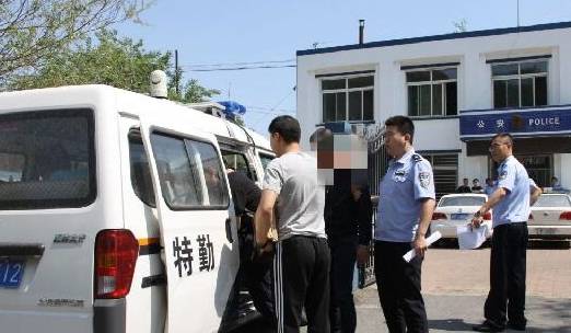 随后警方抽调巡特警,治安,刑警和禁毒大队共32名警力荷枪实弹组成抓捕