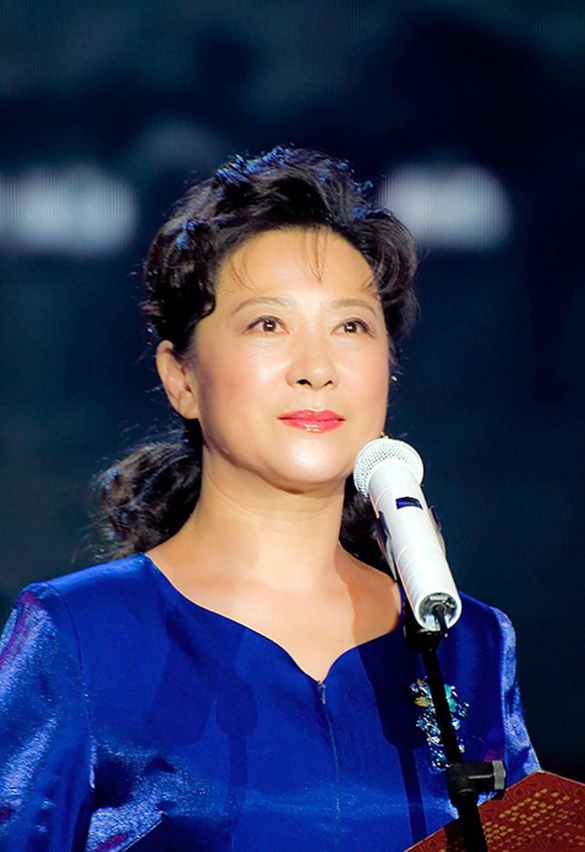 原创著名表演艺术家王馥荔近照曝光虽71岁戴着老花镜却知性依然
