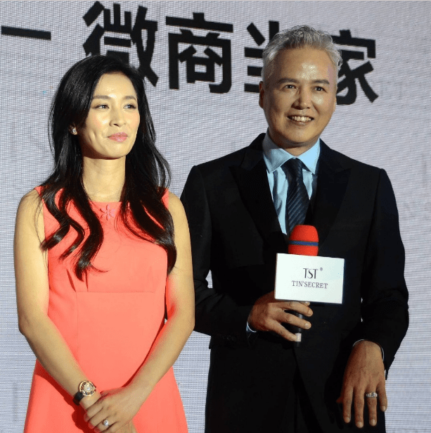 原创林瑞阳和张庭近况曝光穿红衣为自家产品宣传助理忙得不可开交