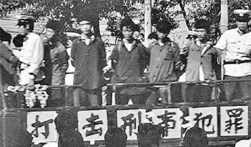 原创1983年首次严打唐山菜刀队一次被枪决50多人他们当时都干了啥