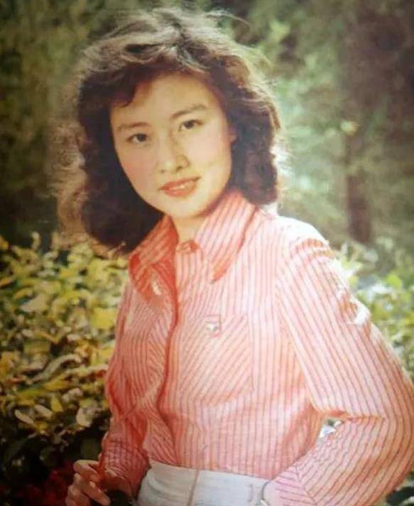 赵娜,1956年出生在山东青岛,从小就是一个美人胚子,长大后也是明艳照