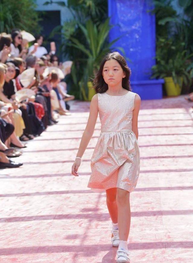 同是天后王菲的女儿窦靖童抚养权全力争夺为何李嫣区别对待