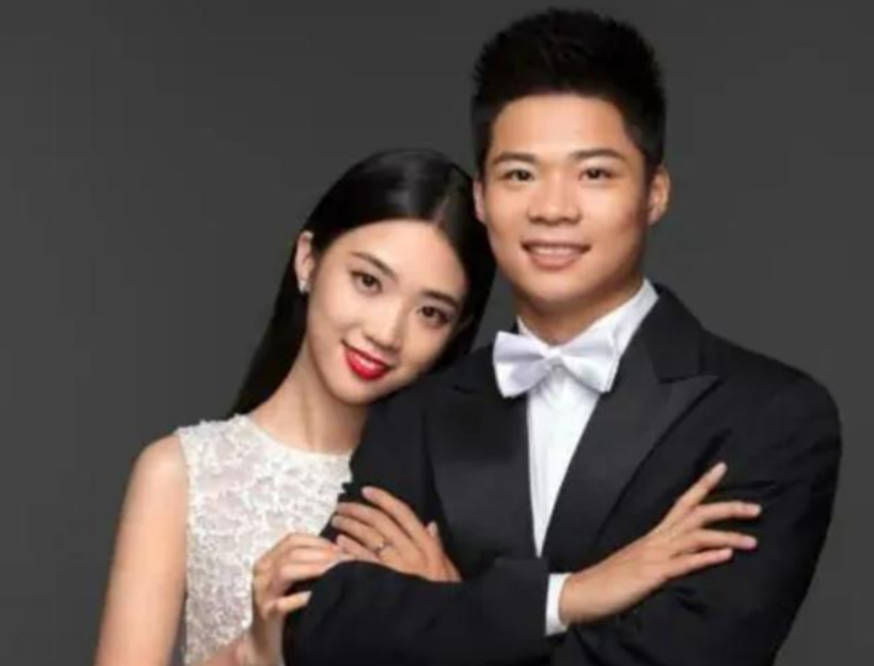 名将苏炳添晒照庆祝结婚五周年,送娇妻玫瑰花