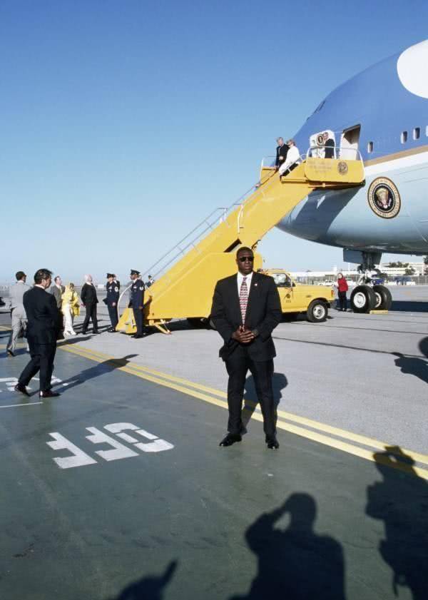 里根总统参加完一个集会,在四名特勤局保镖的簇拥下走到华盛顿希尔顿