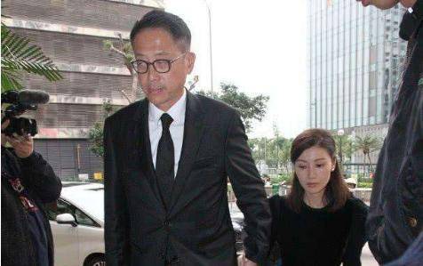 许晋亨和刘嘉玲分开后,又和几位女明星纠缠了一段时间,让父亲许世勋