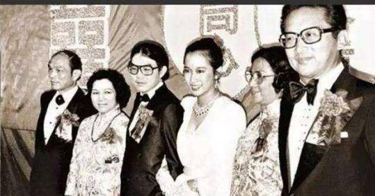 第二天一上架画册就被抢购一空,瞬间就荣登香港四大国色之首,就连天王