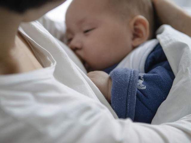 新生儿如何喂养？7个老人常念叨的＂母乳喂养提醒＂,都不靠谱